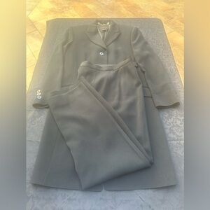 Classiques Entier 2-pc suit size 8
Pit to pit: 18”
Length: 37”
Pants Inseam 28”